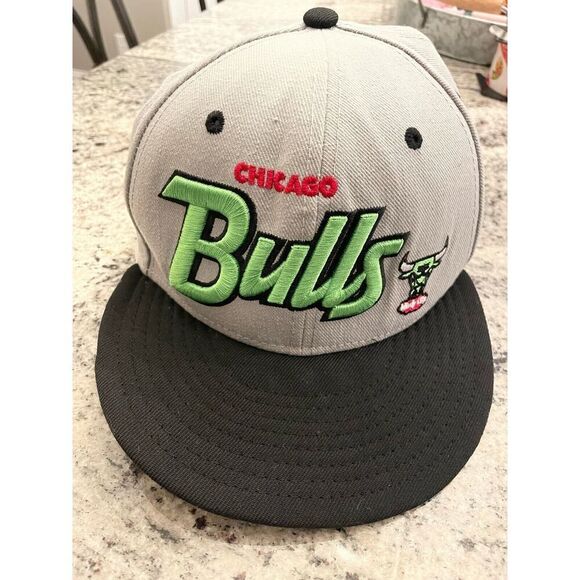 Chicago Bulls Hat Cap 7 1/8 New Era 59Fifty Logo Fitted Wool Gray Black Green - Picture 2 of 8